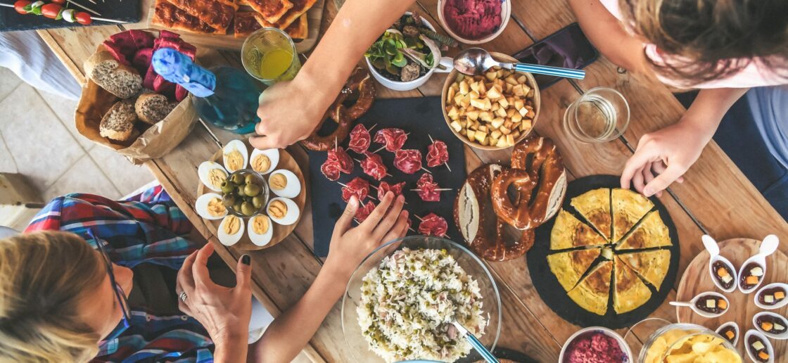 Comment préparer un apéritif convivial et pas cher avec Apéricube® ?