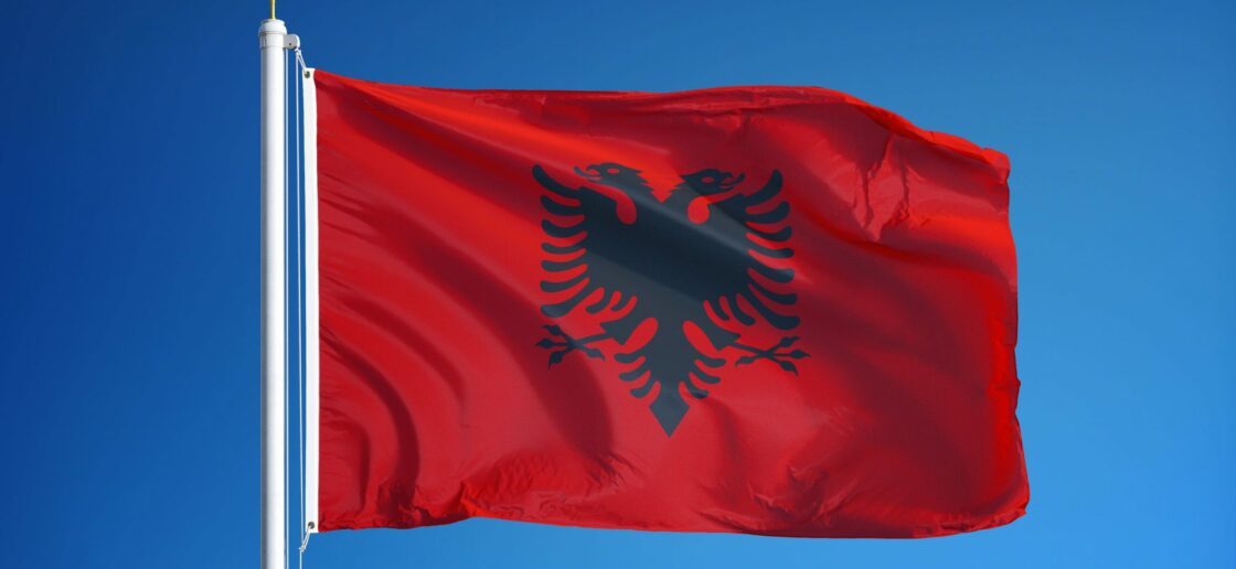 QUE SIGNIFIE LE DRAPEAU ALBANAIS ?