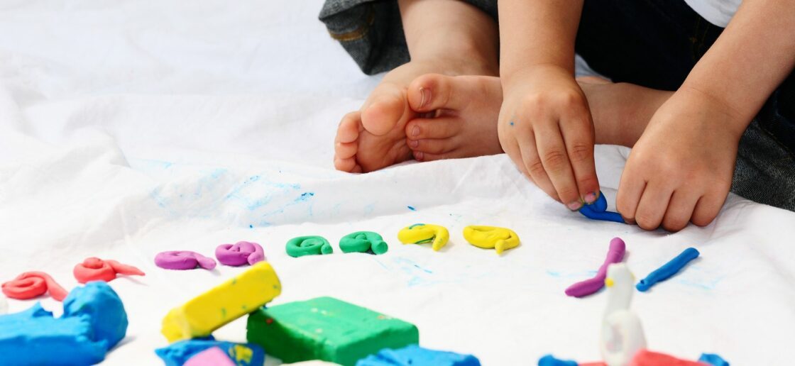 5 jeux pour développer la motricité fine de l’enfant